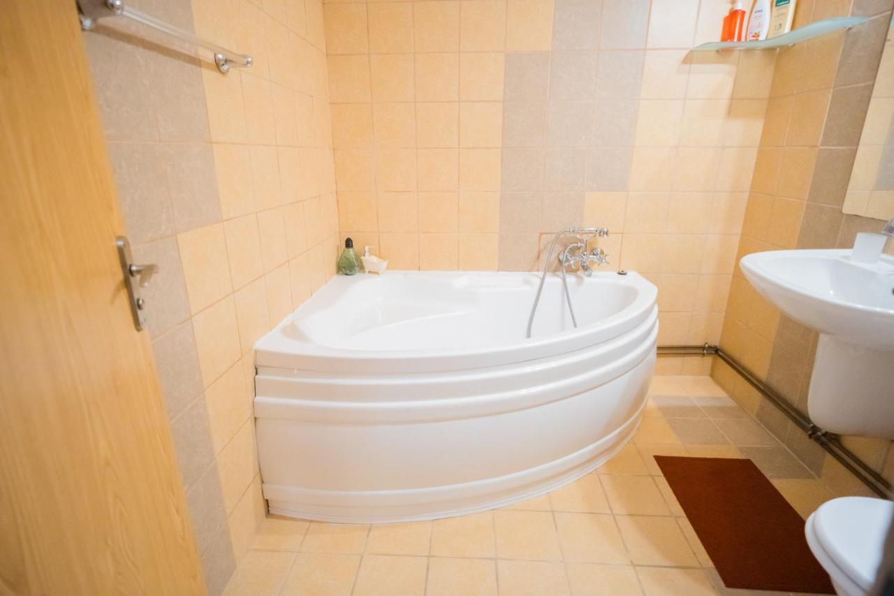 Rustic & Spacious 3Br Apartment Bucarest Extérieur photo