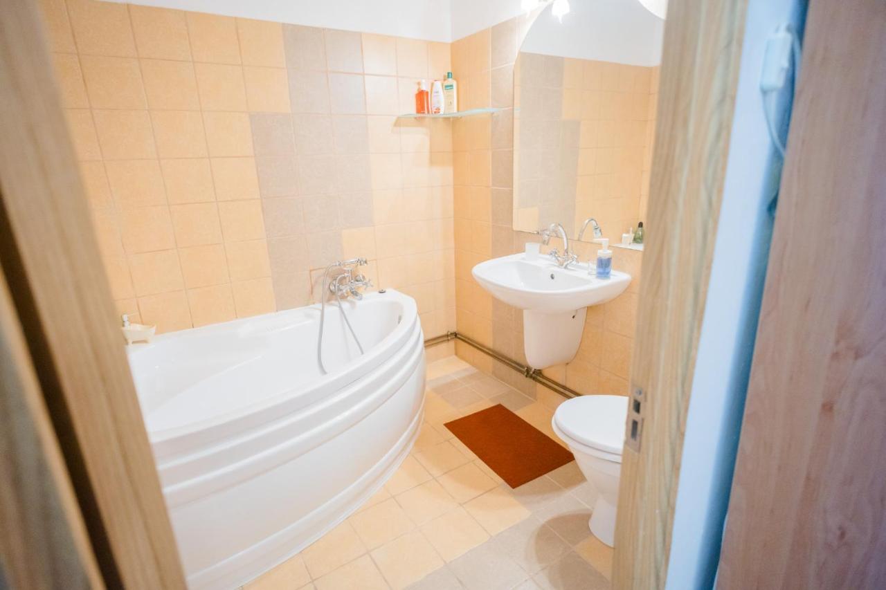 Rustic & Spacious 3Br Apartment Bucarest Extérieur photo